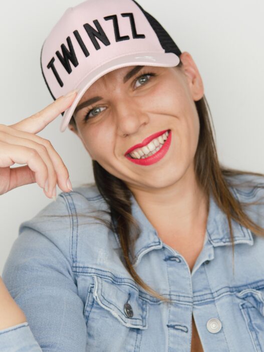 Wenn es um zeitlosen Stil und Komfort im Alltag geht, sind einige Basics genauso wichtig wie eine tolle Jeans. Mustang, eine Marke mit langer Denim Tradition, hat sich einen Namen gemacht, indem sie hochwertige Mode bietet, die perfekte Passform mit modernen Trends verbindet. Mit Fokus auf Individualität, Komfort und Stil macht Mustang es einfacher denn je, Kleidung zu finden, die perfekt zu Ihrem Lifestyle passt.