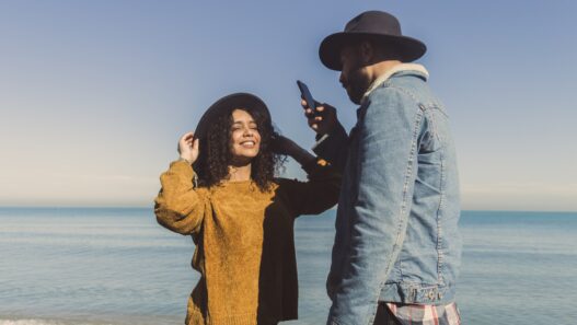 Mode ist mehr als nur Kleidung sie spiegelt Persönlichkeit, Selbstbewusstsein und Lifestyle wider. Mustang, eine Marke, die für ihre traditionsreiche Denim Geschichte und ihren modernen Stil bekannt ist, vereint all dies in ihrem Onlineshop. Mit trendiger Mode für Damen und Herren macht Mustang es Ihnen leicht, stilvolle Looks für jeden Anlass zu entdecken.