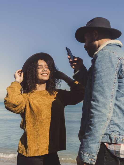 Mode ist mehr als nur Kleidung sie spiegelt Persönlichkeit, Selbstbewusstsein und Lifestyle wider. Mustang, eine Marke, die für ihre traditionsreiche Denim Geschichte und ihren modernen Stil bekannt ist, vereint all dies in ihrem Onlineshop. Mit trendiger Mode für Damen und Herren macht Mustang es Ihnen leicht, stilvolle Looks für jeden Anlass zu entdecken.