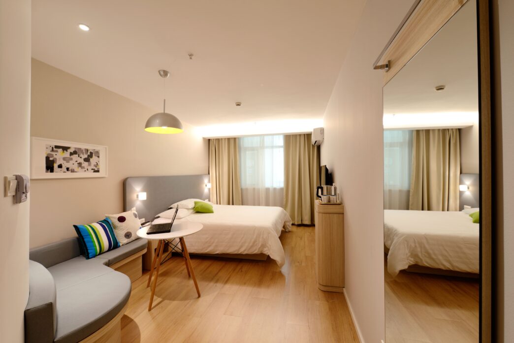 In einer Welt, in der Reisen immer individueller und erlebnisorientierter werden, kann die Wahl der perfekten Unterkunft den entscheidenden Unterschied machen. Hotels bieten zwar Komfort, doch oft fehlt ihnen der Charme, der Platz und die Authentizität, die moderne Reisende suchen. Hier setzt Ferienwohnungen.de an eine erfrischende Alternative, die Reisende direkt mit einzigartigen Ferienunterkünften in ganz Europa verbindet.