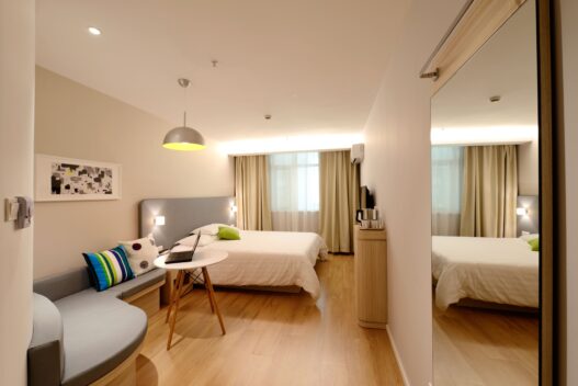 In einer Welt, in der Reisen immer individueller und erlebnisorientierter werden, kann die Wahl der perfekten Unterkunft den entscheidenden Unterschied machen. Hotels bieten zwar Komfort, doch oft fehlt ihnen der Charme, der Platz und die Authentizität, die moderne Reisende suchen. Hier setzt Ferienwohnungen.de an eine erfrischende Alternative, die Reisende direkt mit einzigartigen Ferienunterkünften in ganz Europa verbindet.