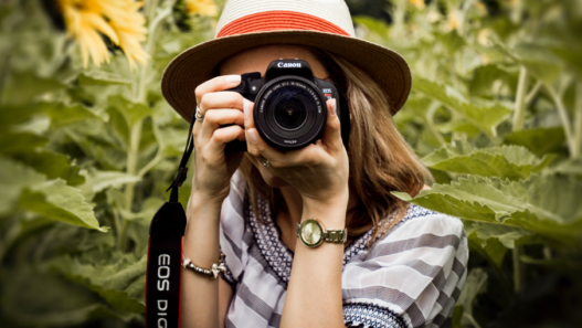 Fotografia stała się ważną częścią codziennego życia. Od uroczystości rodzinnych i świąt po profesjonalne projekty i treści w mediach społecznościowych – fotografie pozwalają ludziom zachować doświadczenia i dzielić się znaczącymi chwilami z innymi. Fotako reprezentuje rosnący związek między fotografią, kreatywnością i wygodą cyfrową, dostarczając rozwiązania przeznaczone dla osób, które chcą więcej zyskać na swoich zdjęciach. W świecie, w którym tysiące zdjęć może pozostać zapomniane w smartfonach i komputerach, usługi skupiające się na fotografii mogą pomóc w przekształceniu cyfrowych wspomnień w coś bardziej osobistego i trwałego. Fotako ponownie zwraca uwagę na wartość obrazów i kryjących się za nimi historii.